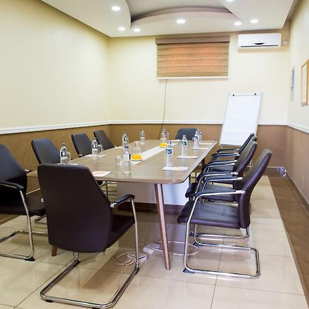 Crossroads Hotel Lilongwe Exteriör bild