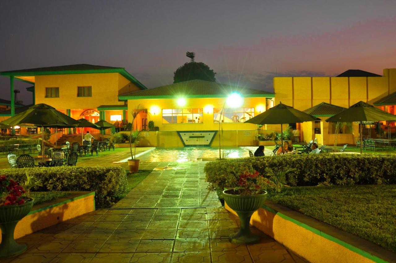 Crossroads Hotel Lilongwe Exteriör bild