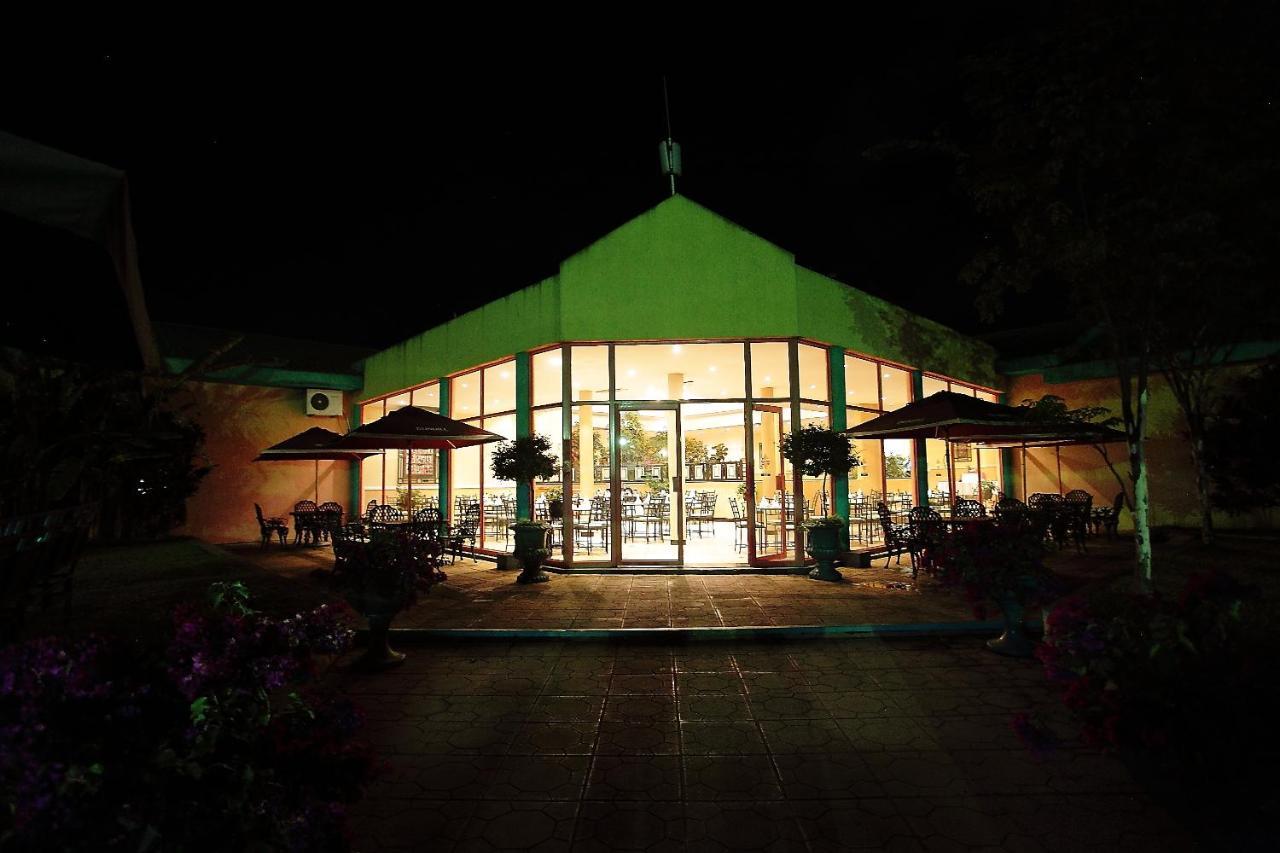 Crossroads Hotel Lilongwe Exteriör bild