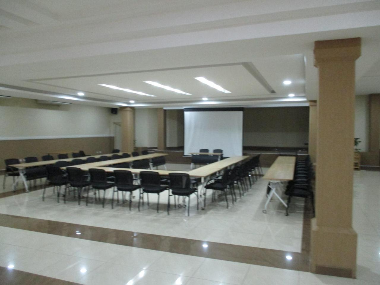 Crossroads Hotel Lilongwe Exteriör bild