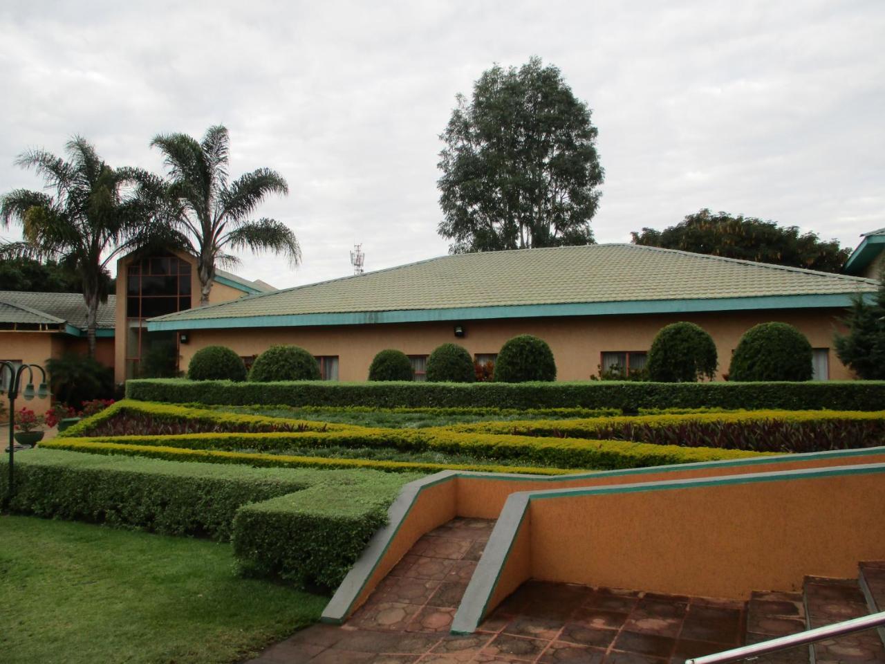 Crossroads Hotel Lilongwe Exteriör bild