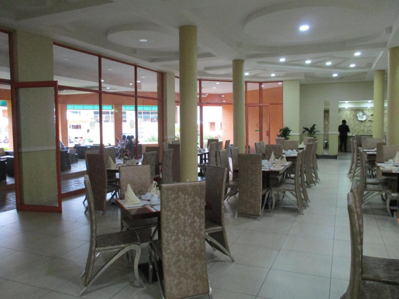 Crossroads Hotel Lilongwe Exteriör bild